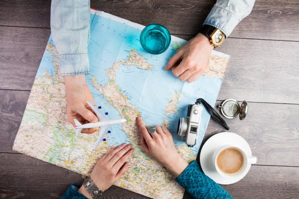 Producing Informative Travel Guides for Online Readers